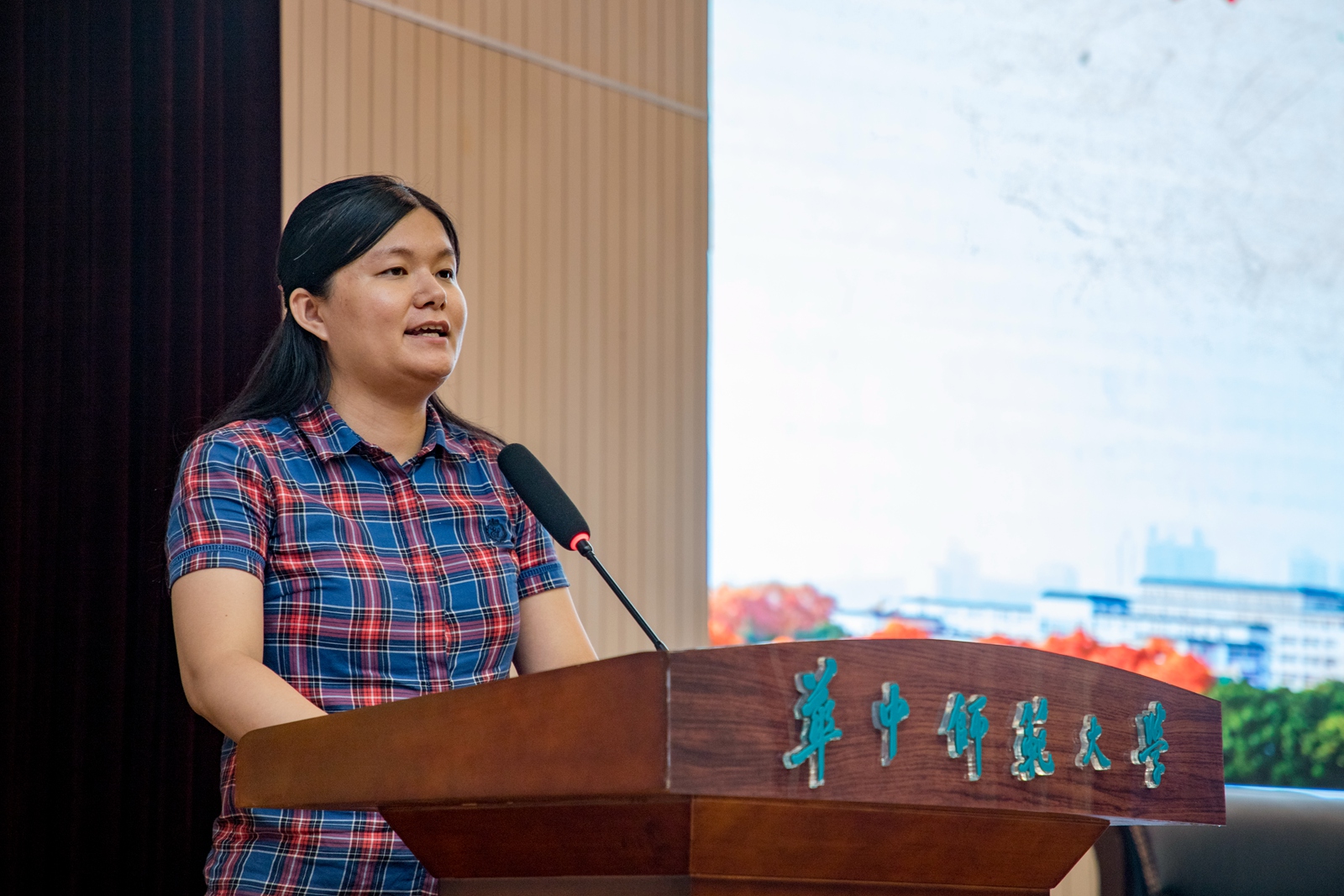 典礼结束后,各班班主任和同学们在九号楼迎新喷绘前拍摄第一张大学